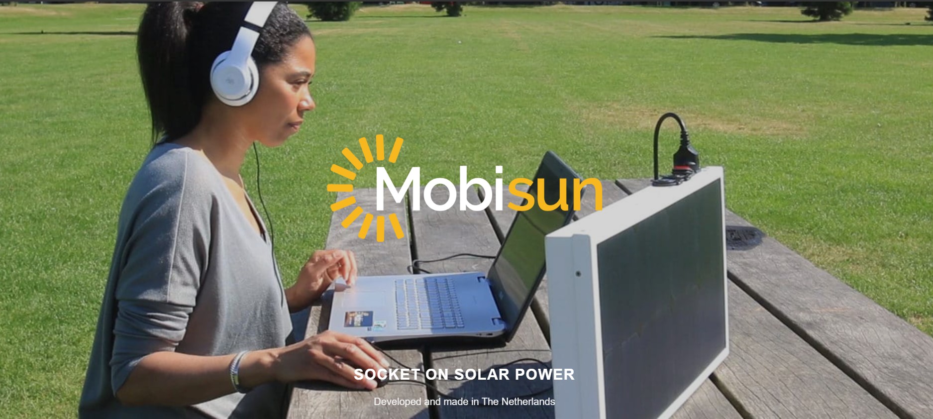 Portable Solar Generator 120W in parc laptop power bank