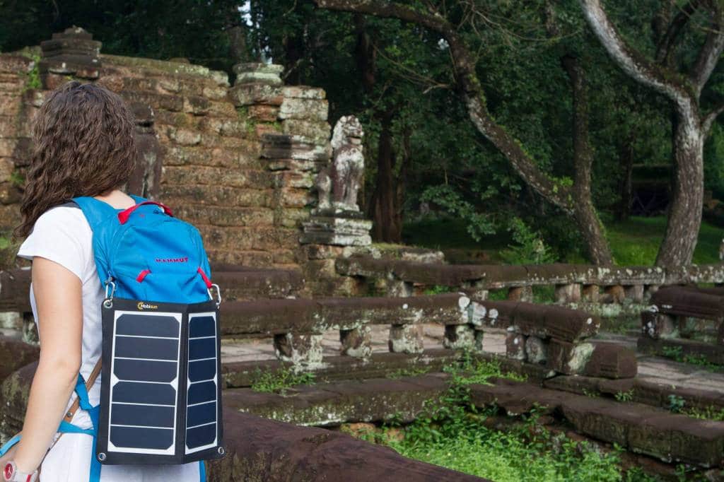 lichtgewicht USB zonnepaneel backpack Vietnam haken aan rugzak portable solar panel backpacking backpacker Vietnam