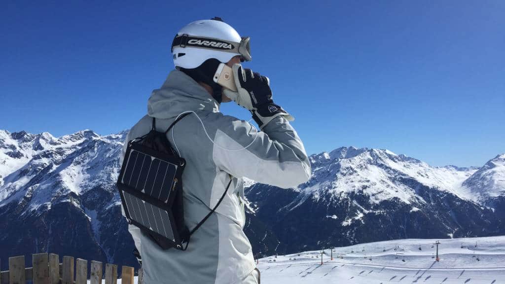 Opladen telefoon met mobiel USB zonnepaneel charge solar panel sneew snowboard ski wintersport